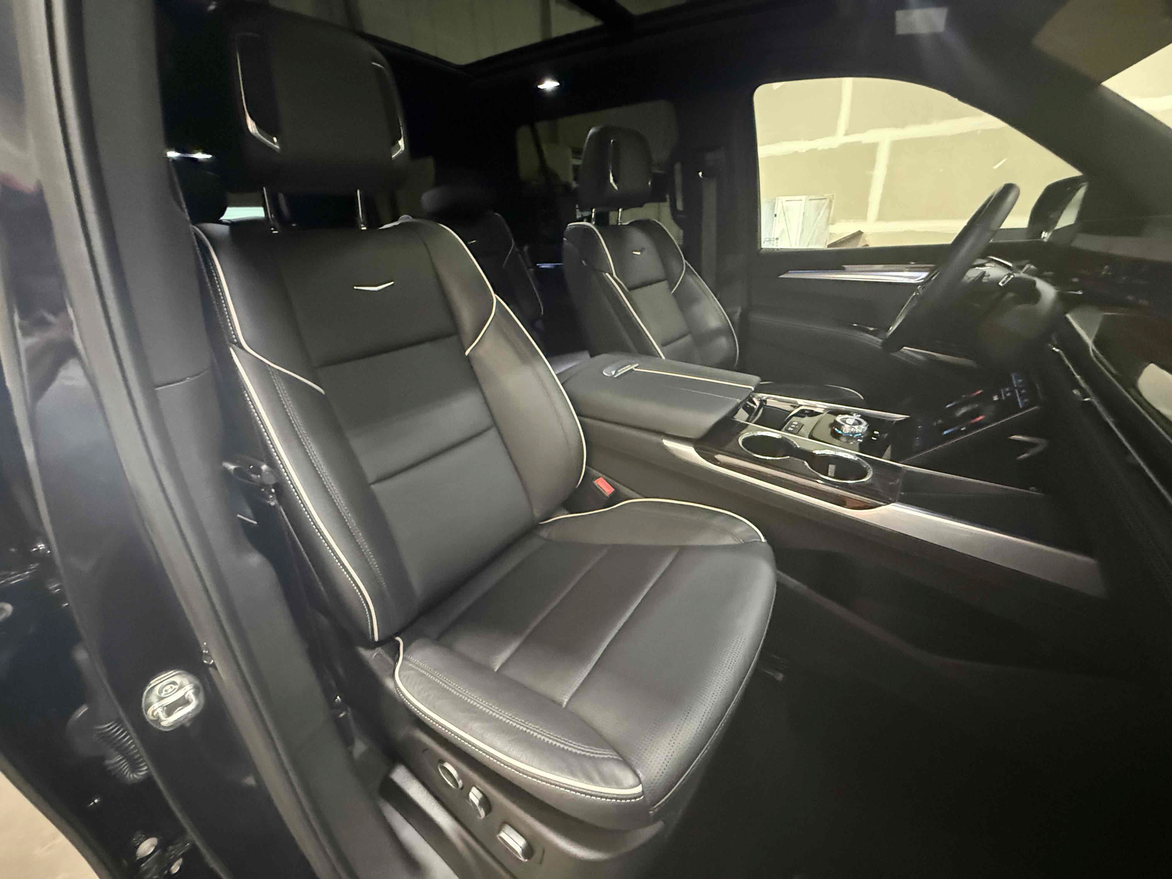 Used 2025 Cadillac Escalade Premium Luxury AWD/4WD image 44