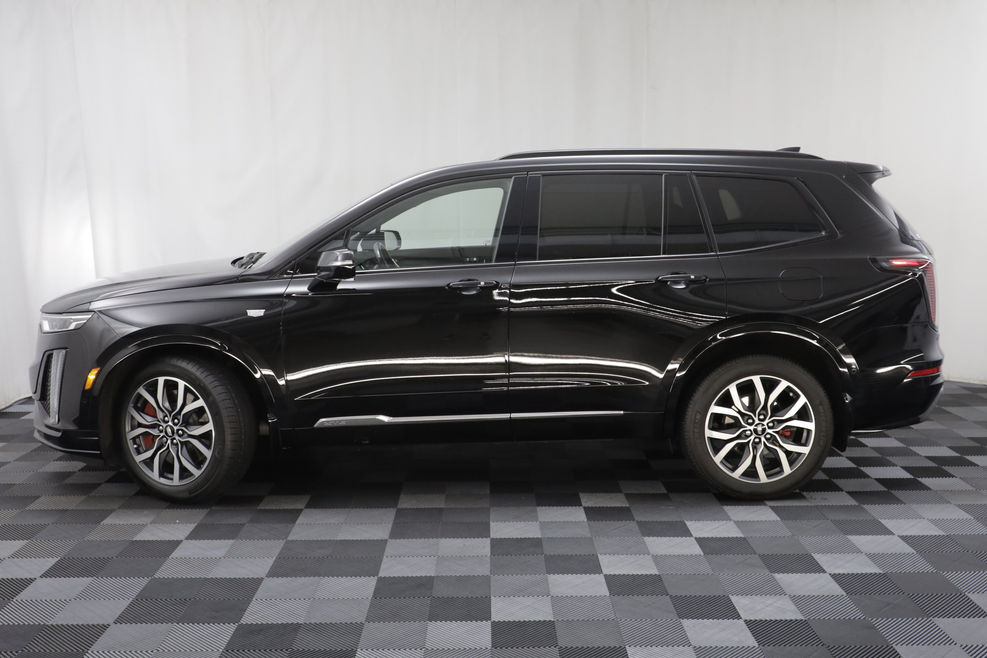 Used 2023 Cadillac XT6 Sport w/ Technology Package AWD/4WD image 4