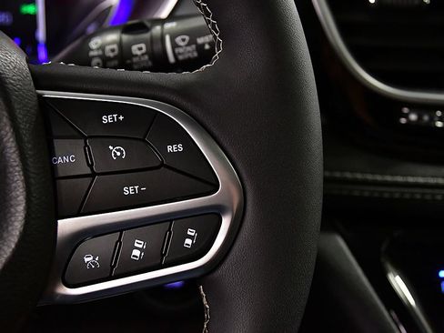 Used 2026 Chrysler Pacifica Limited FWD image 19