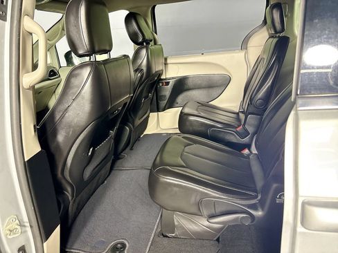 Used 2024 Chrysler Pacifica Touring-L FWD image 18