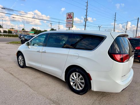 Used 2019 Chrysler Pacifica Touring Plus w/ Advanced Safetytec Group FWD image 5