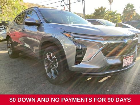 Used 2025 Chevrolet Trax LT w/ LT Convenience Package FWD image 3