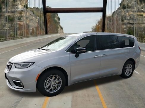 New 2026 Chrysler Pacifica Select FWD image 4