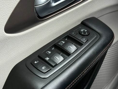 Used 2019 Chrysler Pacifica Touring Plus w/ Tire & Wheel Group FWD image 46