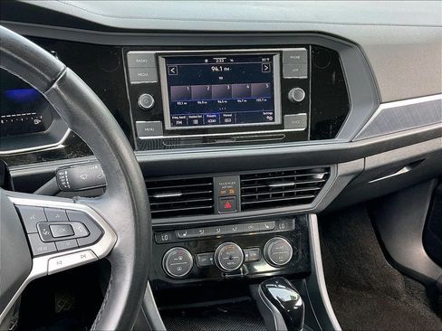 Used 2024 Volkswagen Jetta SE FWD image 17