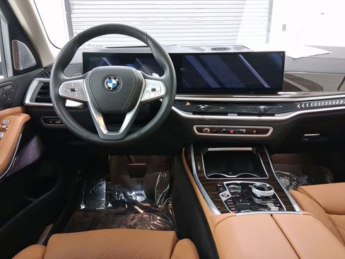Used 2025 BMW X7 xDrive40i w/ Premium Package image 4