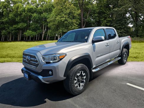 Used 2017 Toyota Tacoma TRD Off-Road w/ Premium & Technology Package AWD/4WD image 3