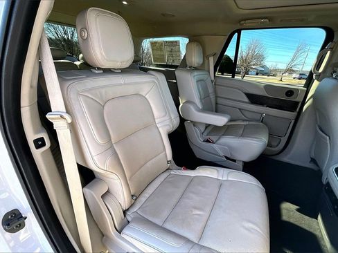 Used 2019 Lincoln Navigator Select image 24