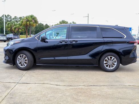 Used 2026 Toyota Sienna LE FWD image 30