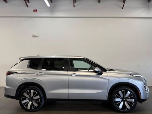 Used 2025 Mitsubishi Outlander SE FWD image 2