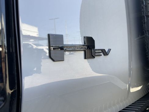 New 2025 GMC Hummer EV 3X w/ LPO, Roof Cross Rail Package image 33