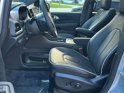New 2026 Chrysler Pacifica Limited w/ S Appearance Package image 13
