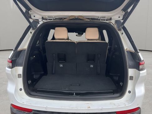 Used 2024 Jeep Grand Cherokee L Limited w/ Black Appearance Package image 21