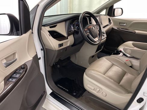 Used 2018 Toyota Sienna XLE Premium AWD/4WD image 28