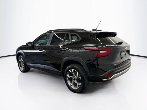 Used 2025 Chevrolet Trax LT FWD image 5