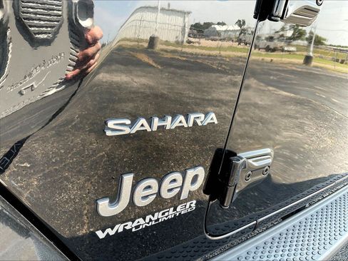 Used 2019 Jeep Wrangler Unlimited Sahara AWD/4WD image 23