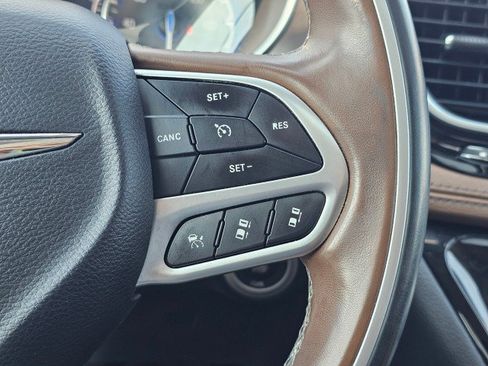 Used 2017 Chrysler Pacifica Limited FWD image 32