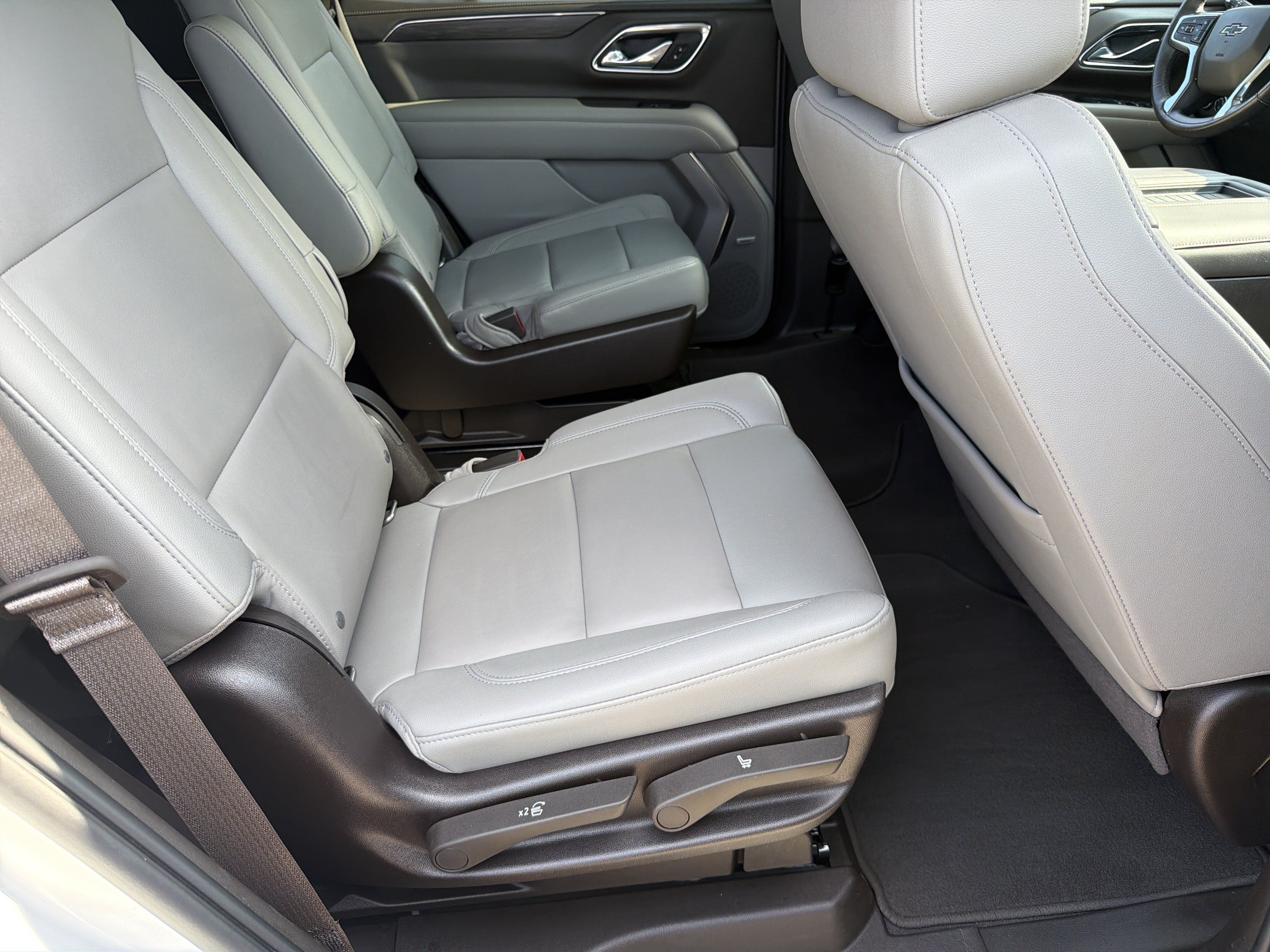 Certified 2022 Chevrolet Tahoe Z71 w/ Luxury Package AWD/4WD image 16