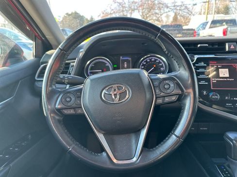 Used 2020 Toyota Camry SE w/ Sunroof Package image 14