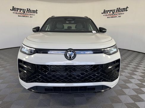 Used 2025 Volkswagen Tiguan SE R-Line FWD image 5