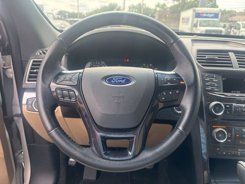 Used 2017 Ford Explorer XLT FWD image 3