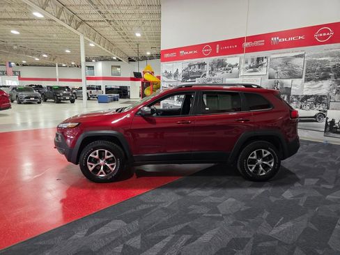 Used 2017 Jeep Cherokee Trailhawk image 7