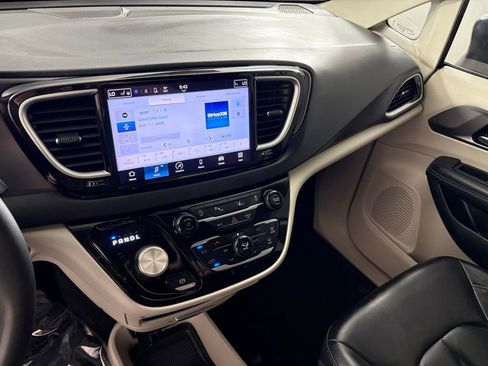 Used 2023 Chrysler Pacifica Touring-L FWD image 30
