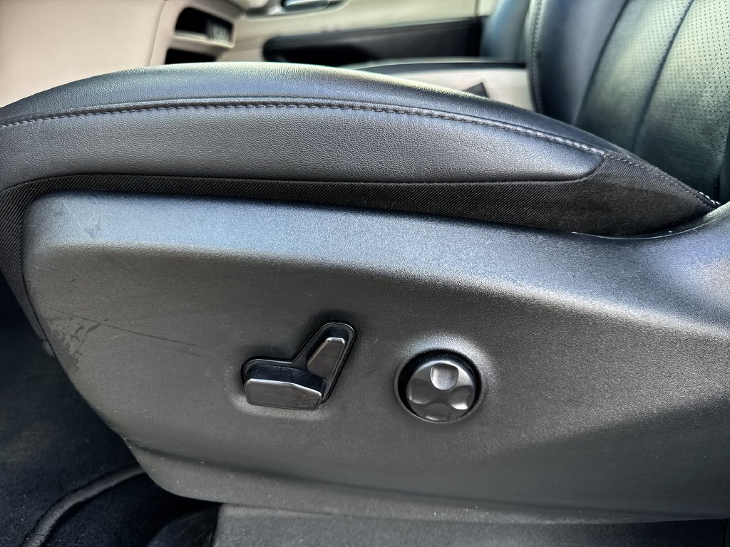 Used 2024 Chrysler Pacifica Touring-L FWD image 12