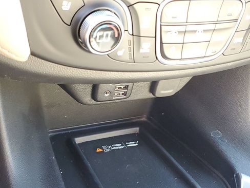 Used 2022 Chevrolet Traverse Premier FWD image 32