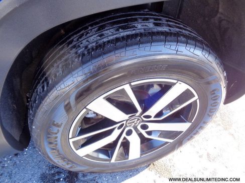 Used 2023 Volkswagen Atlas SE image 8