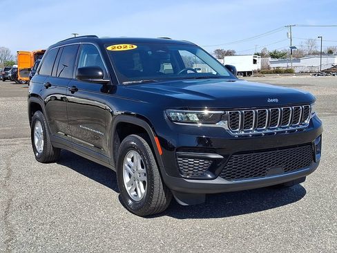 Used 2023 Jeep Grand Cherokee Laredo AWD/4WD image 2
