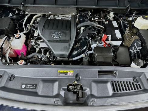 Used 2024 Toyota Highlander XLE AWD/4WD image 30