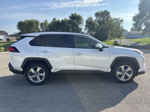 Used 2019 Toyota RAV4 Limited AWD/4WD image 3