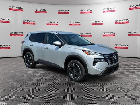 Used 2024 Nissan Rogue SV FWD image 3
