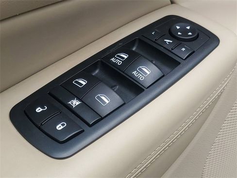 Used 2018 Jeep Grand Cherokee Overland image 13