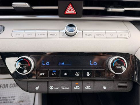 Used 2025 Hyundai Elantra Limited FWD image 19