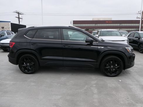 Used 2023 Volkswagen Taos SE w/ Panoramic Sunroof Package AWD/4WD image 2