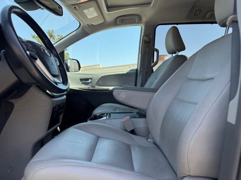 Used 2018 Toyota Sienna XLE w/ XLE Navigation Package AWD/4WD image 17