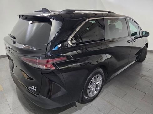 Used 2023 Toyota Sienna XLE image 5