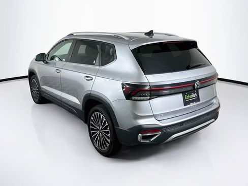 Used 2026 Volkswagen Taos SE FWD image 5