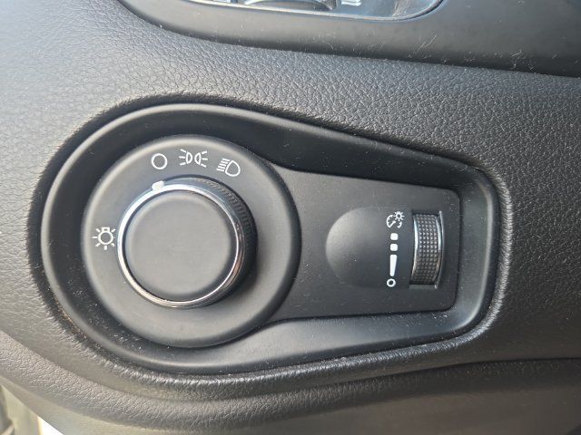 Used 2023 Jeep Renegade Latitude AWD/4WD image 18