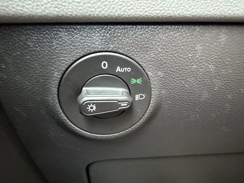 Used 2022 Volkswagen Taos SE w/ Panoramic Sunroof Package image 27