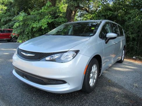 Used 2022 Chrysler Voyager LX FWD image 2