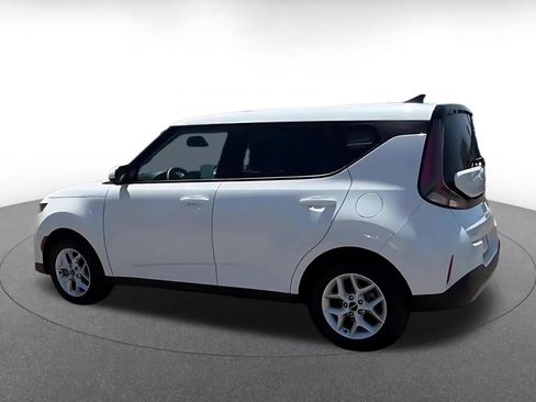 Used 2025 Kia Soul LX w/ LX Technology Package FWD image 10