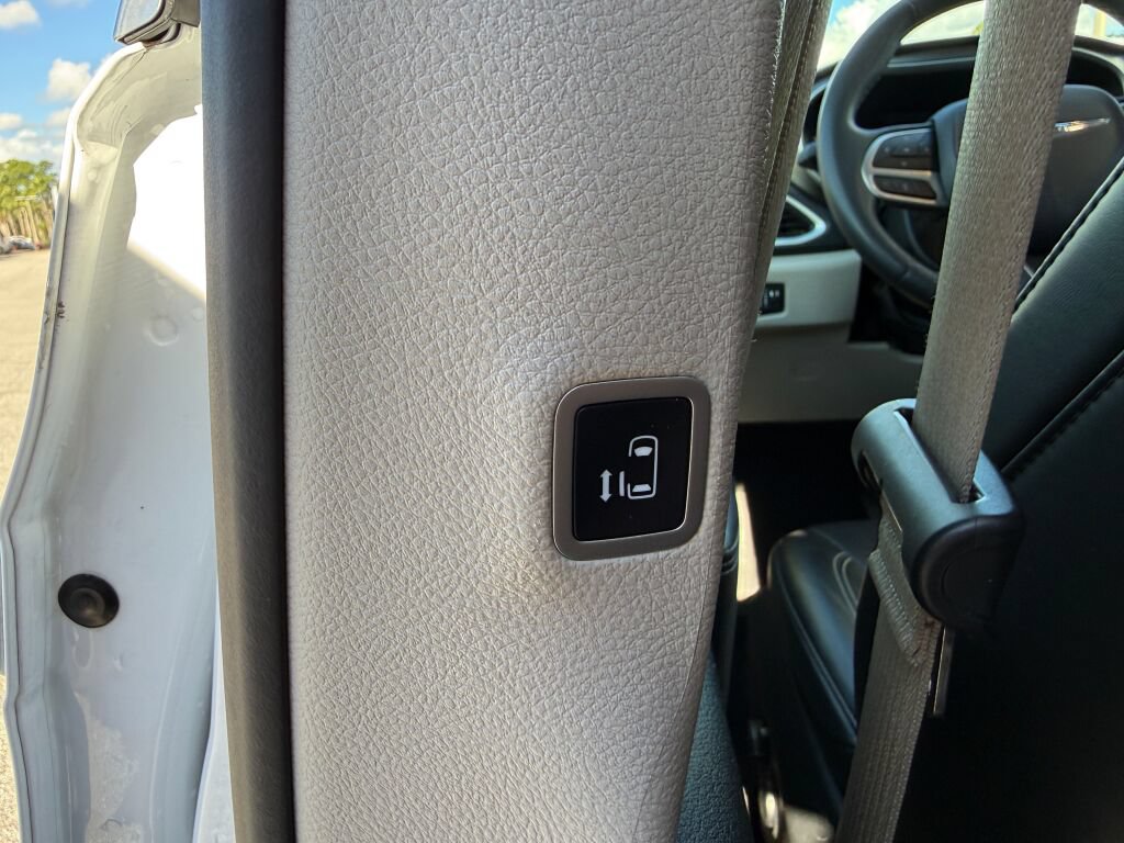 Used 2024 Chrysler Pacifica Touring-L FWD image 20