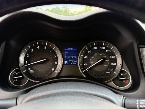Used 2018 INFINITI Q70 Luxe RWD image 13