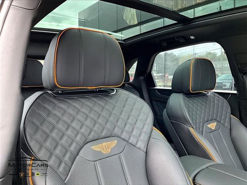 Used 2025 Bentley Bentayga image 31