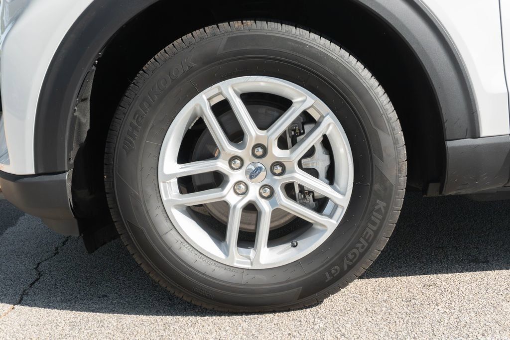 Used 2025 Ford Explorer Active w/ Active Comfort Package RWD image 2
