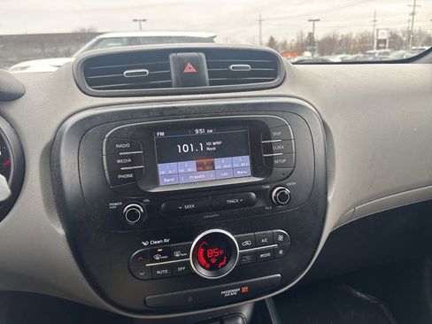 Used 2017 Kia Soul + image 12