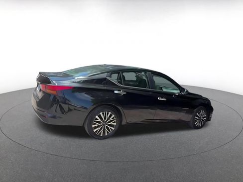 Used 2025 Nissan Altima 2.5 SV FWD image 12
